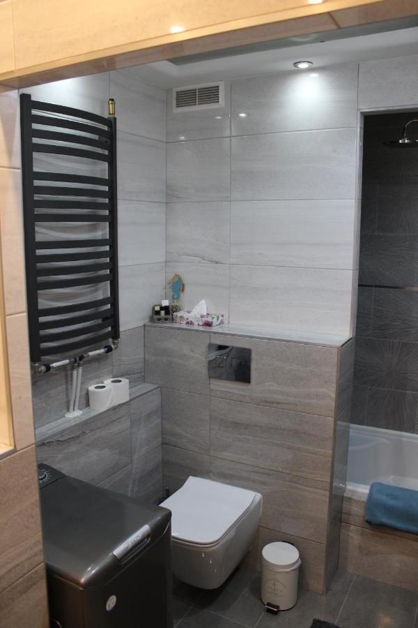 Izzy Apartament Apartment Miskolc Bagian luar foto